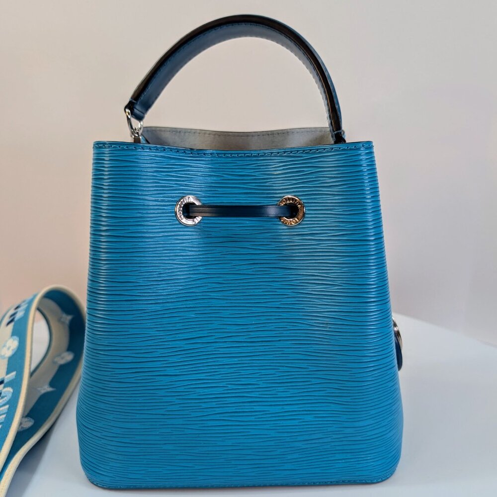 Louis Vuitton Noé BB Bag in Epi Leather with LV Strap and Charm - Picture 4 of 17